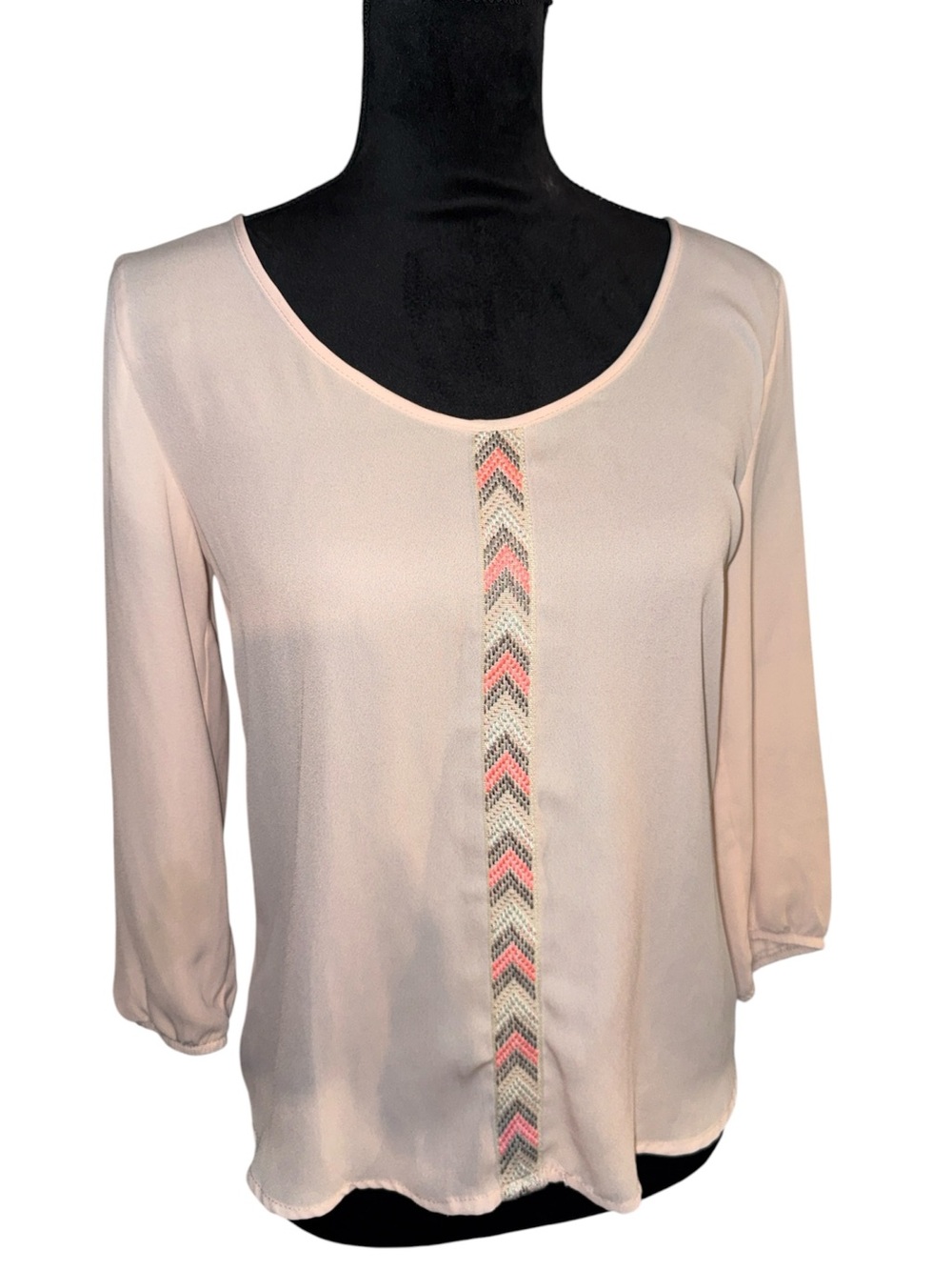 •SOCIETY GIRL•LIKE NEW PINK SEMI-SHEER CHEVRON HI-LOW CURVED HEM BLOUSE SIZE XS